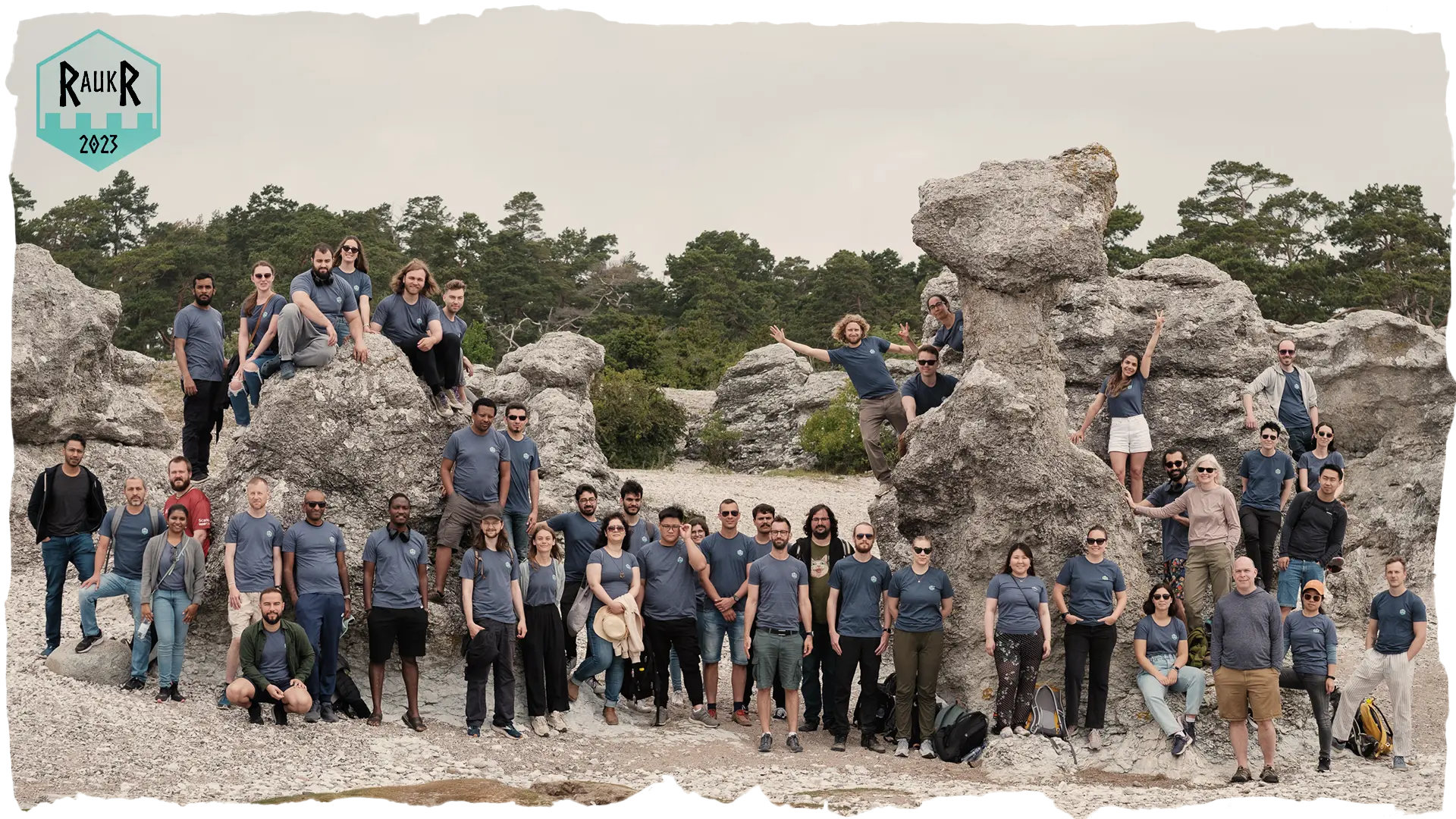 Group photo of teachers and participants with seastacks at Ljugarn