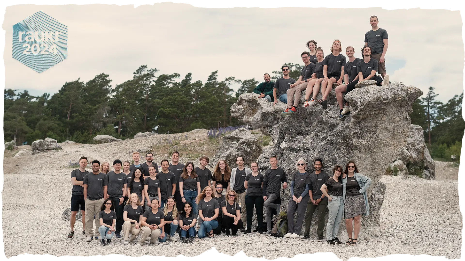 Group photo of teachers and participants with seastacks at Ljugarn